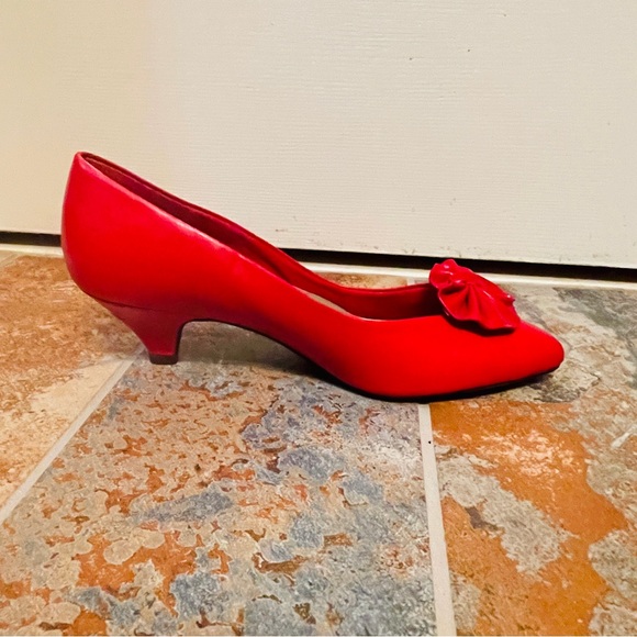 👠Sassy Connie Red Patent Kitten Heel Pumps & Decorative Flower Accent on Front! - Picture 14 of 16